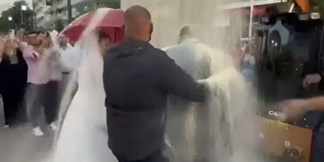 Χαμός σε γάμο: Έριξαν με… φορτωτή 550 κιλά ρύζι σε νεόνυμφους