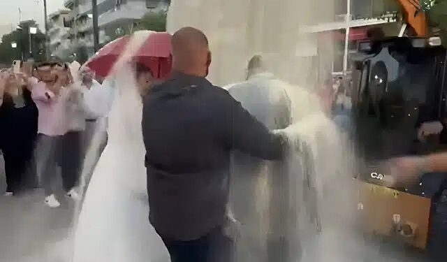 Χαμός σε γάμο: Έριξαν με… φορτωτή 550 κιλά ρύζι σε νεόνυμφους