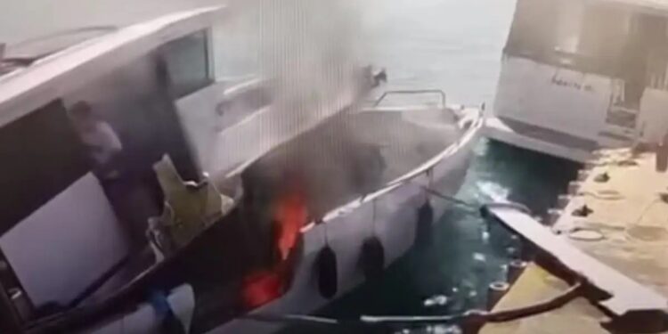 Η στιγμή της έκρηξης στο σκάφος λίγο μετά τον ανεφοδιασμό – Πάνω βρισκόταν κόσμος (video)