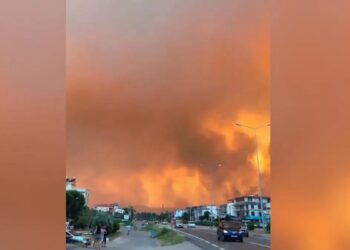 ΜΕΓΑΛΗ ΦΩΤΙΑ ΤΩΡΑ στη Σμύρνη – Οι άνεμοι πνέουν έως 117 χιλιόμετρα την ώρα – Καπνοί και στάχτες σκέπασαν και την Πάτμο