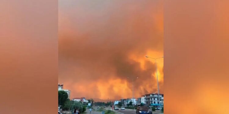 Alldaynews.gr ΜΕΓΑΛΗ ΦΩΤΙΑ ΤΩΡΑ στη Σμύρνη – Οι άνεμοι πνέουν έως 117 χιλιόμετρα την ώρα – Καπνοί και στάχτες σκέπασαν και την Πάτμο