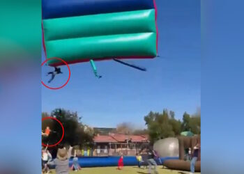 Η τρομακτική στιγμή όπου δύο παιδιά πέφτουν από φουσκωτό κάστρο που «πετάει» λόγω ισχυρού ανέμου