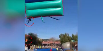 Η τρομακτική στιγμή όπου δύο παιδιά πέφτουν από φουσκωτό κάστρο που «πετάει» λόγω ισχυρού ανέμου