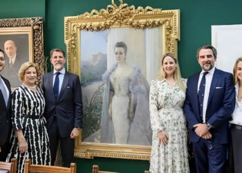 Οικογένεια Ντε Γκρες – Χρυσή Βαρδινογιάννη: Φωτογραφίζονται κάτω από το πορτρέτο της Βασίλισσας Όλγας