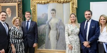 Οικογένεια Ντε Γκρες – Χρυσή Βαρδινογιάννη: Φωτογραφίζονται κάτω από το πορτρέτο της Βασίλισσας Όλγας