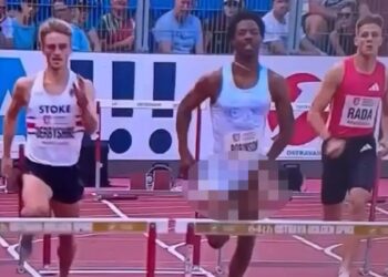 Αμήχανη στιγμή για τον Κρις Ρόμπινσον: Του σκίστηκε το σορτσάκι και τερμάτισε με τα γεννητικά όργανα σε κοινή θέα