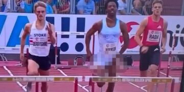 Alldaynews.gr Αμήχανη στιγμή για τον Κρις Ρόμπινσον: Του σκίστηκε το σορτσάκι και τερμάτισε με τα γεννητικά όργανα σε κοινή θέα