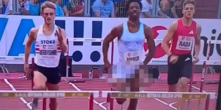 Alldaynews.gr Αμήχανη στιγμή για τον Κρις Ρόμπινσον: Του σκίστηκε το σορτσάκι και τερμάτισε με τα γεννητικά όργανα σε κοινή θέα