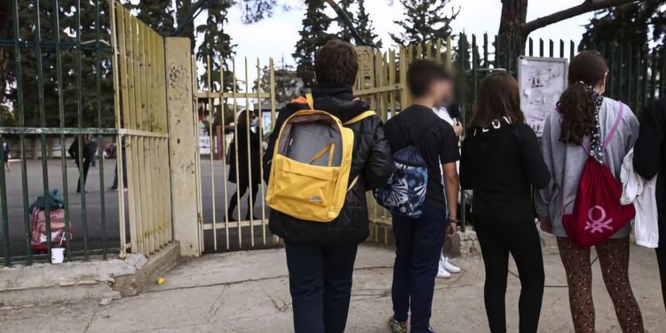Alldaynews.gr Μαθήτρια Γυμνασίου έδειρε συμμαθήτριά της με… συνεργούς και ανέβασε το βίντεο στο instagram – Συνελήφθη μία 15χρονη!