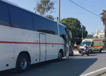 Σχολικό πούλμαν γεμάτο μαθητές συγκρούστηκε με αυτοκίνητο