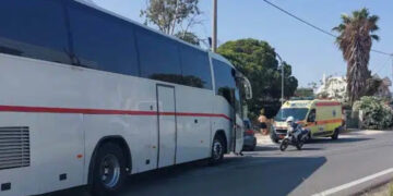 Σχολικό πούλμαν γεμάτο μαθητές συγκρούστηκε με αυτοκίνητο