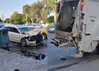 ΕΚΤΑΚΤΟ – Τραγωδία το πρωί: Ταξί «καρφώθηκε» σε απορριμματοφόρο – Νεκρή μια υπάλληλος καθαριότητας του δήμου