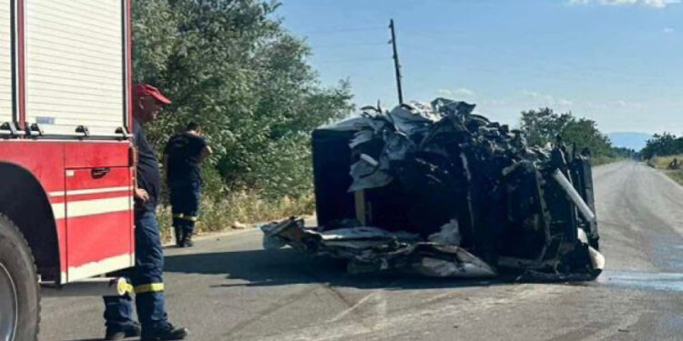Alldaynews.gr ΕΚΤΑΚΤΟ – Τραγωδία ΠΡΙΝ ΑΠΟ ΛΙΓΟ: Αυτοκίνητο οικογένειας συγκρούστηκε με φορτηγό – Νεκρός ο πατέρας και ο 13χρονος γιος