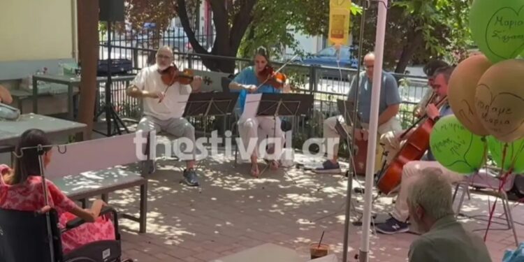 Alldaynews.gr Θεσσαλονίκη: Μουσικοί έπαιξαν στην αυλή νοσοκομείου για φίλη τους που παλεύει με τον καρκίνο