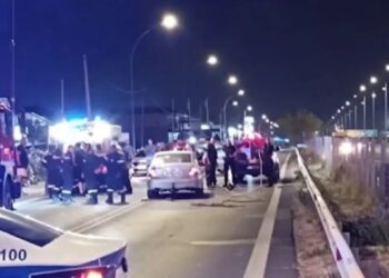 Alldaynews.gr Εθελόντρια της Πυροσβεστικής παρασύρθηκε από αυτοκίνητο την ώρα κατάσβεσης φωτιάς στην Αθηνών – Λαμίας