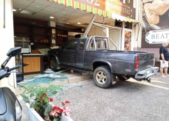 Αδιανόητο τροχαίο: Ηλικιωμένος έχασε τον έλεγχο του αγροτικού του και «μπούκαρε» σε φούρνο