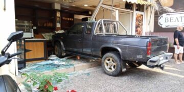 Αδιανόητο τροχαίο: Ηλικιωμένος έχασε τον έλεγχο του αγροτικού του και «μπούκαρε» σε φούρνο