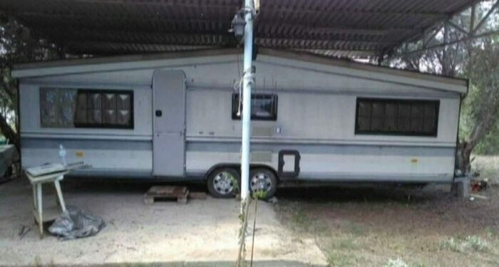 Alldaynews.gr Έκλεψαν… 9μετρο τροχόσπιτο από οικόπεδο – Έκοψαν με πριόνι μέχρι και κλαδιά δέντρων για να το αρπάξουν