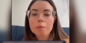 Πανελλήνιες: «Ήταν απειλητική, με πρόσταζε να βγάλω το ακουστικό μου» λέει η βαρήκοη μαθήτρια για την Διευθύντρια