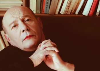 Τελευταίο αντίο στον Βασίλη Παπαβασιλείου – Πλήθος κόσμου κάτω από τον καυτό ήλιο στην κηδεία του σπουδαίου θεατράνθρωπου