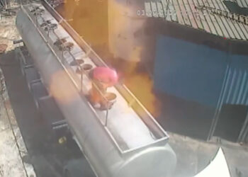 Alldaynews.gr 27χρονος άνοιξε το καπάκι του βυτιοφόρου με τσιγάρο στο στόμα – Εκσφενδονίστηκε μέτρα μακριά από την έκρηξη