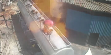 27χρονος άνοιξε το καπάκι του βυτιοφόρου με τσιγάρο στο στόμα – Εκσφενδονίστηκε μέτρα μακριά από την έκρηξη