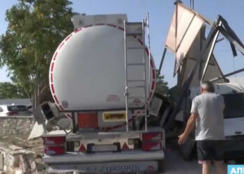 Βυτιοφόρο έπεσε σε μάντρα αυτοκινήτων: Τσαλάκωσε παρκαρισμένα αυτοκίνητα (video)