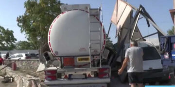 Alldaynews.gr Βυτιοφόρο έπεσε σε μάντρα αυτοκινήτων: Τσαλάκωσε παρκαρισμένα αυτοκίνητα (video)