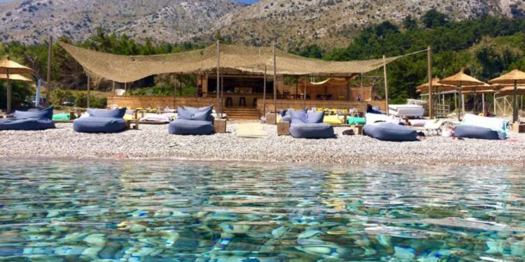 Alldaynews.gr 350€ για 1 εβδομάδα: Στο low cost νησί με τις εξωτικές παραλίες δεν σε πνίγουν ο κόσμος και οι τιμές