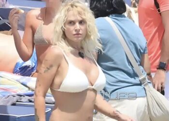 Η μισή Μύκονος γύρισε να κοίταξε την «αγαλματένια» πασίγνωστη Ελληνίδα τραγουδίστρια όμως δεν ήταν μόνη της