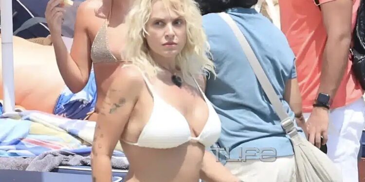 Η μισή Μύκονος γύρισε να κοίταξε την «αγαλματένια» πασίγνωστη Ελληνίδα τραγουδίστρια όμως δεν ήταν μόνη της