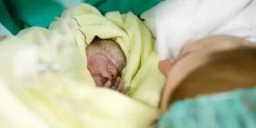 Alldaynews.gr Έγκυος γέννησε μετά από 4 ώρες τοκετού – Μόλις οι γιατροί είδαν το στόμα του μωρού έπαθαν σοκ