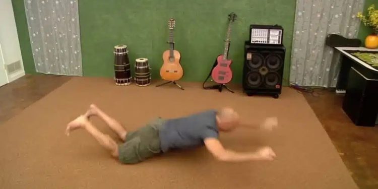 Πνίγεστε με φαγητό και είστε μόνοι; Αυτή η κίνηση θα μπορούσε να σας σώσει τη ζωή!