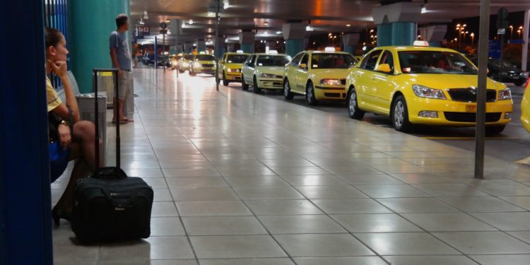 Alldaynews.gr Χειροπέδες σε οδηγό ταξί που χρέωσε 310 ευρώ για «Ελ. Βενιζέλος» – Σύνταγμα