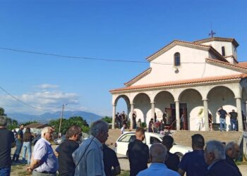 Θρήνος στην κηδεία της δίχρονης Αλεξάνδρας που παρασύρθηκε από το όχημα του πατέρα της στο Αγρίνιο – Tραγικές φιγούρες οι γονείς