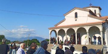 Alldaynews.gr Θρήνος στην κηδεία της δίχρονης Αλεξάνδρας που παρασύρθηκε από το όχημα του πατέρα της στο Αγρίνιο – Tραγικές φιγούρες οι γονείς
