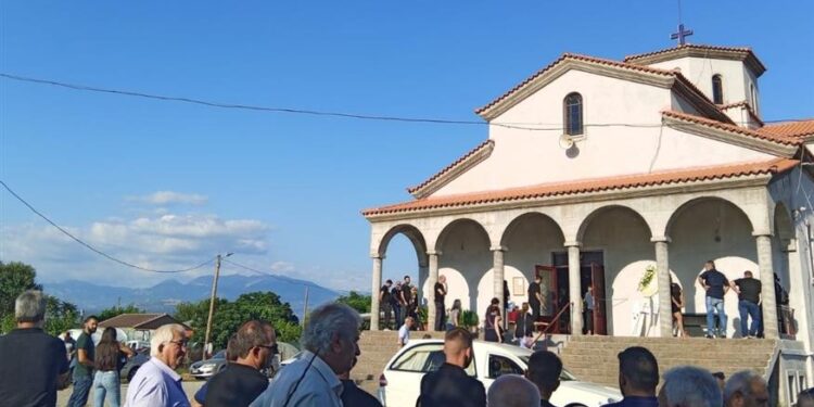 Alldaynews.gr Θρήνος στην κηδεία της δίχρονης Αλεξάνδρας που παρασύρθηκε από το όχημα του πατέρα της στο Αγρίνιο – Tραγικές φιγούρες οι γονείς