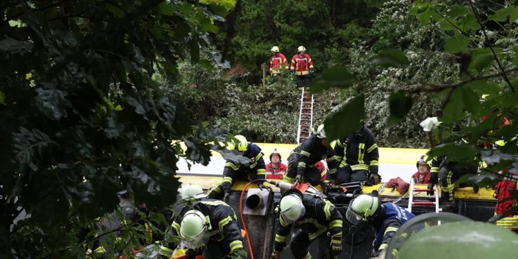 EKTAKTO – ΕΚΤΡΟΧΙΑΣΤΗΚΕ ΤΡΕΝΟ – ΥΠΑΡΧΟΥΝ ΝΕΚΡΟΙ ΚΑΙ ΤΡΑΥΜΑΤΙΕΣ