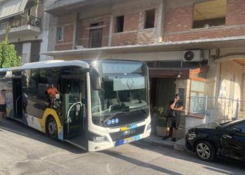 ΕΚΤΑΚΤΟ: Λεωφορείο έπεσε σε ταβέρνα επί της λεωφόρου Δημοκρατίας