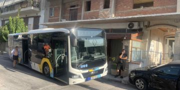 ΕΚΤΑΚΤΟ: Λεωφορείο έπεσε σε ταβέρνα επί της λεωφόρου Δημοκρατίας
