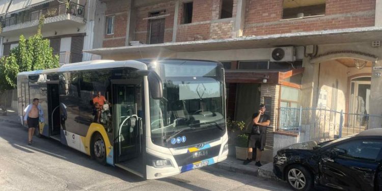 ΕΚΤΑΚΤΟ: Λεωφορείο έπεσε σε ταβέρνα επί της λεωφόρου Δημοκρατίας