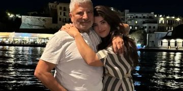 Γιώργος Πατούλης – Νάνσυ Κοιλού: Τρελά ερωτευμένο το ζευγάρι, διακοπές με το νεογέννητό τους στη Κρήτη