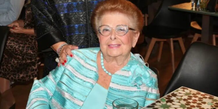 Alldaynews.gr Βέφα Αλεξιάδου: Σε παζάρι στον Ελαιώνα βρέθηκαν να πwλούνται προσωπικά αντικείμενά της