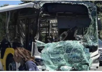 Συγκρούστηκαν λεωφορεία στη Βούλα: 11 τραυματίες, ανάμεσά τους και παιδιά – Οι 2 είναι σε σοβαρή κατάσταση