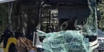 Alldaynews.gr Συγκρούστηκαν λεωφορεία στη Βούλα: 11 τραυματίες, ανάμεσά τους και παιδιά – Οι 2 είναι σε σοβαρή κατάσταση
