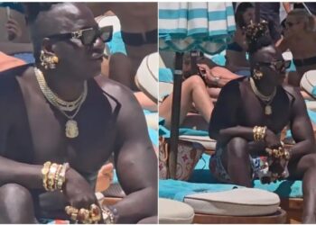 Τουρίστας 1024 καρατίων στην Μύκονο έγινε viral με τα κοσμήματα που φόρεσε για να πάει παραλία