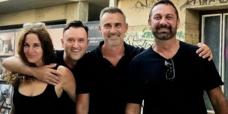 Alldaynews.gr Ο Γιώργος Καπουτζίδης ποζάρει με την παρέα του «Πάρα Πέντε» μετά την κηδεία του Γεράσιμου Μιχελή