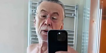 Alldaynews.gr Χαμός με τον Τριανταφυλλόπουλο – Έδειξε το κοpμί του στα 70 του χρόνια και έπεσαν σαγόνια με την τέλεια φυσική του κατάσταση