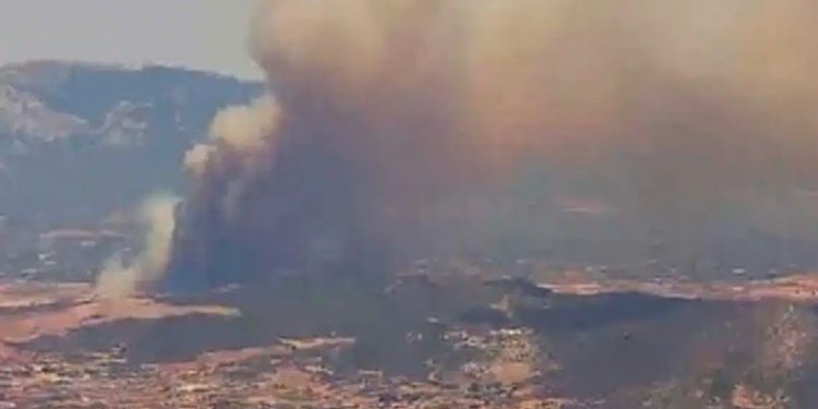 Alldaynews.gr ΜΕΓΑΛΗ ΦΩΤΙΑ ΤΩΡΑ ΣΤΗΝ ΠΙΟ ΚΑΜΕΝΗ ΠΕΡΙΟΧΗ ΤΗΣ ΕΛΛΑΔΑΣ – ΣΥΝΑΓΕΡΜΟΣ ΣΤΗΝ ΠΥΡΟΣΒΕΣΤΙΚΗ