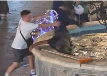 Εισαγγελική παρέμβαση μετά το βίντεο της ντροπής στη Ρόδο: Αναζητείται ο άντρας που έριξε τον άστεγο στο σιντριβάνι